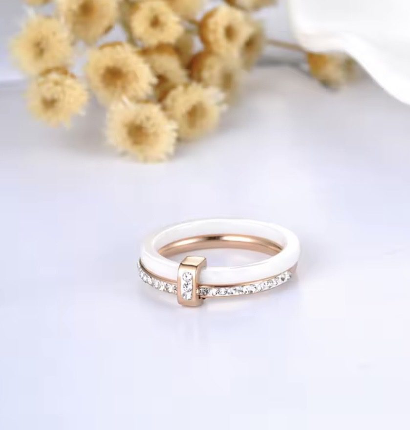 Каблучка біла кераміка доріжка з цирконами (золото 585п) 6 мм 16–19 р White Ceramic Crystal Line GONCHAR & CO. ювелірний сплав - Зображення 3