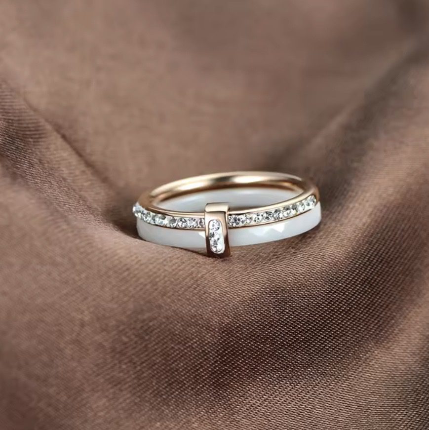 Каблучка біла кераміка доріжка з цирконами (золото 585п) 6 мм 16–19 р White Ceramic Crystal Line GONCHAR & CO. ювелірний сплав - Зображення 4