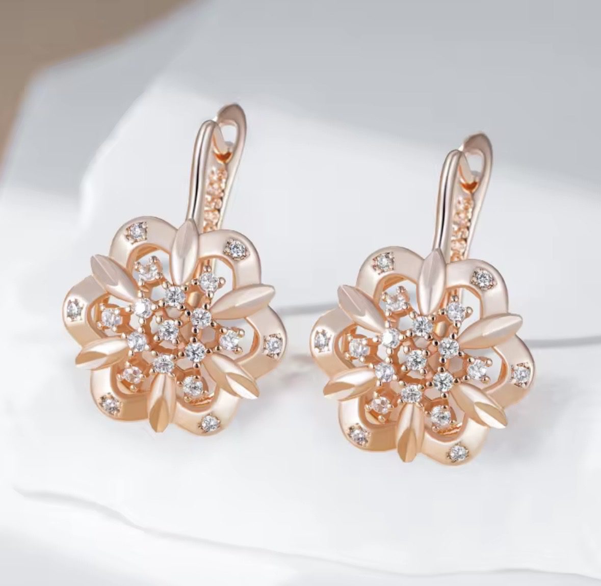 Жіночі сережки квітка з цирконами (золото 585п) англійський замок Floral Spark GONCHAR & CO. ювелірний сплав - Зображення 6