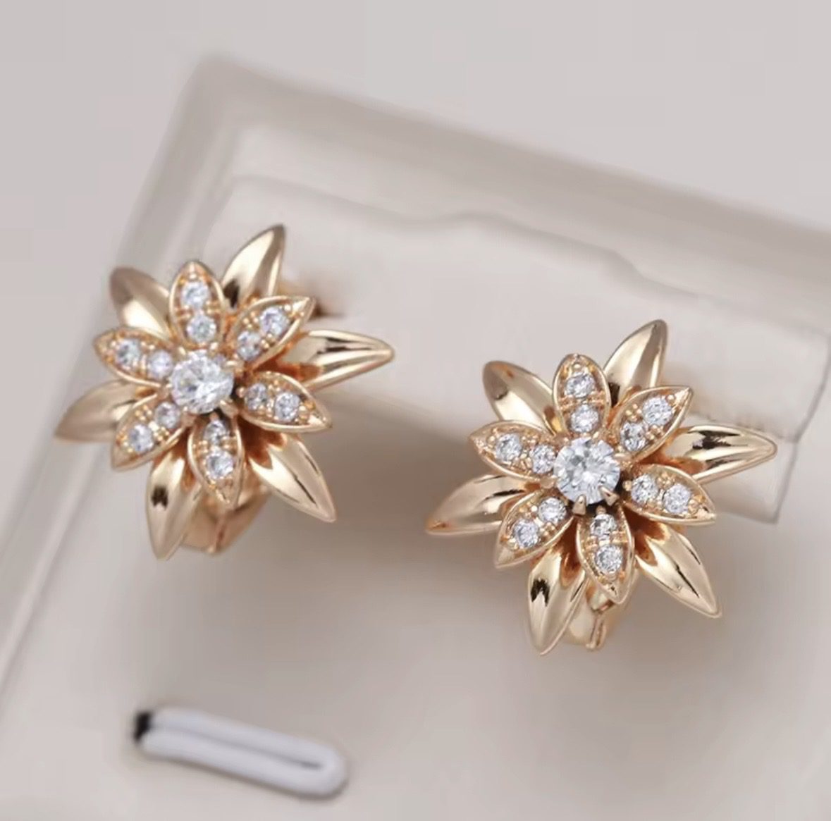 Жіночі сережки квітка з цирконами (золото 585п) англійський замок Golden Blossom GONCHAR & CO. ювелірний сплав - Зображення 7