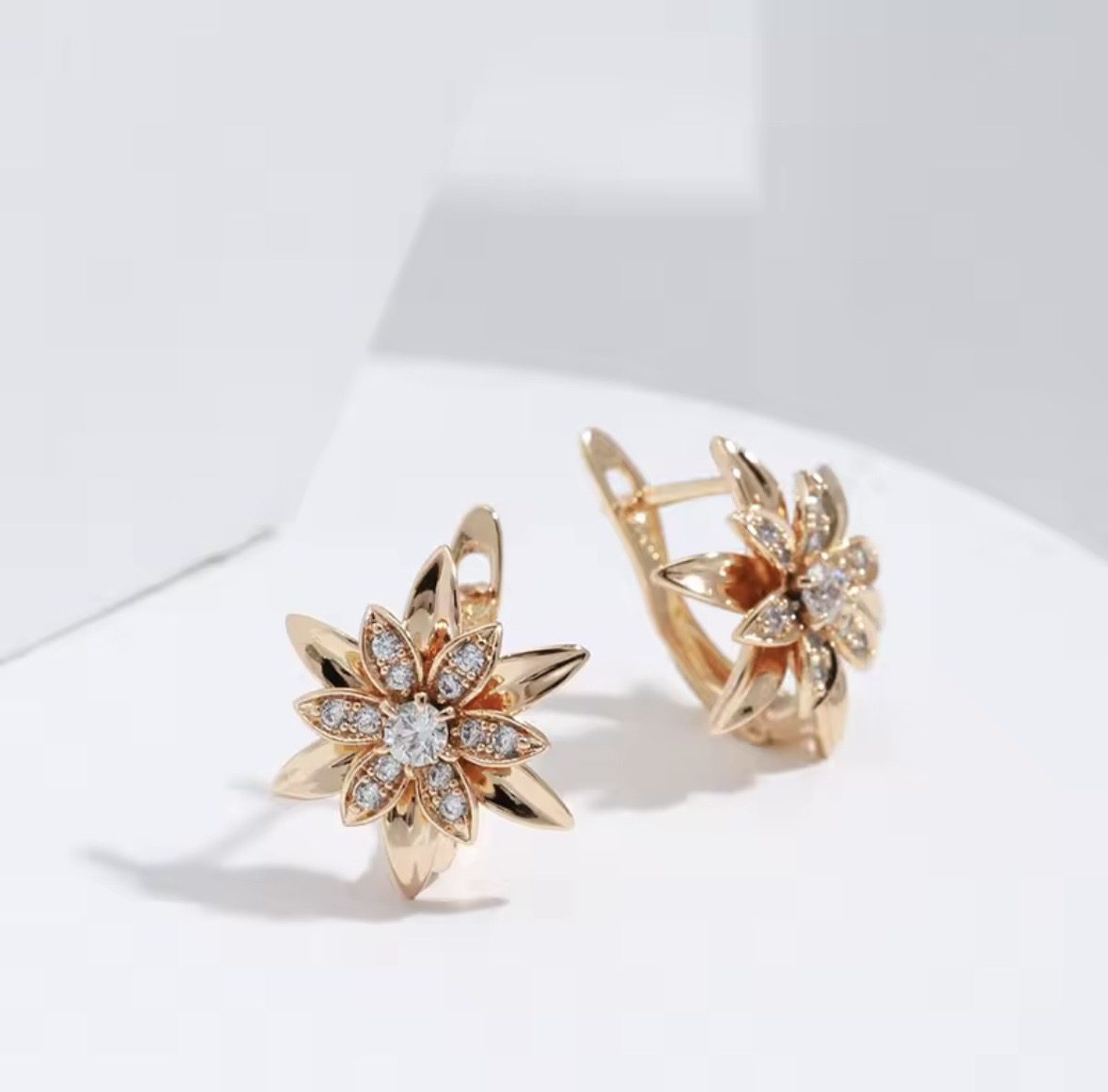 Жіночі сережки квітка з цирконами (золото 585п) англійський замок Golden Blossom GONCHAR & CO. ювелірний сплав - Зображення 5