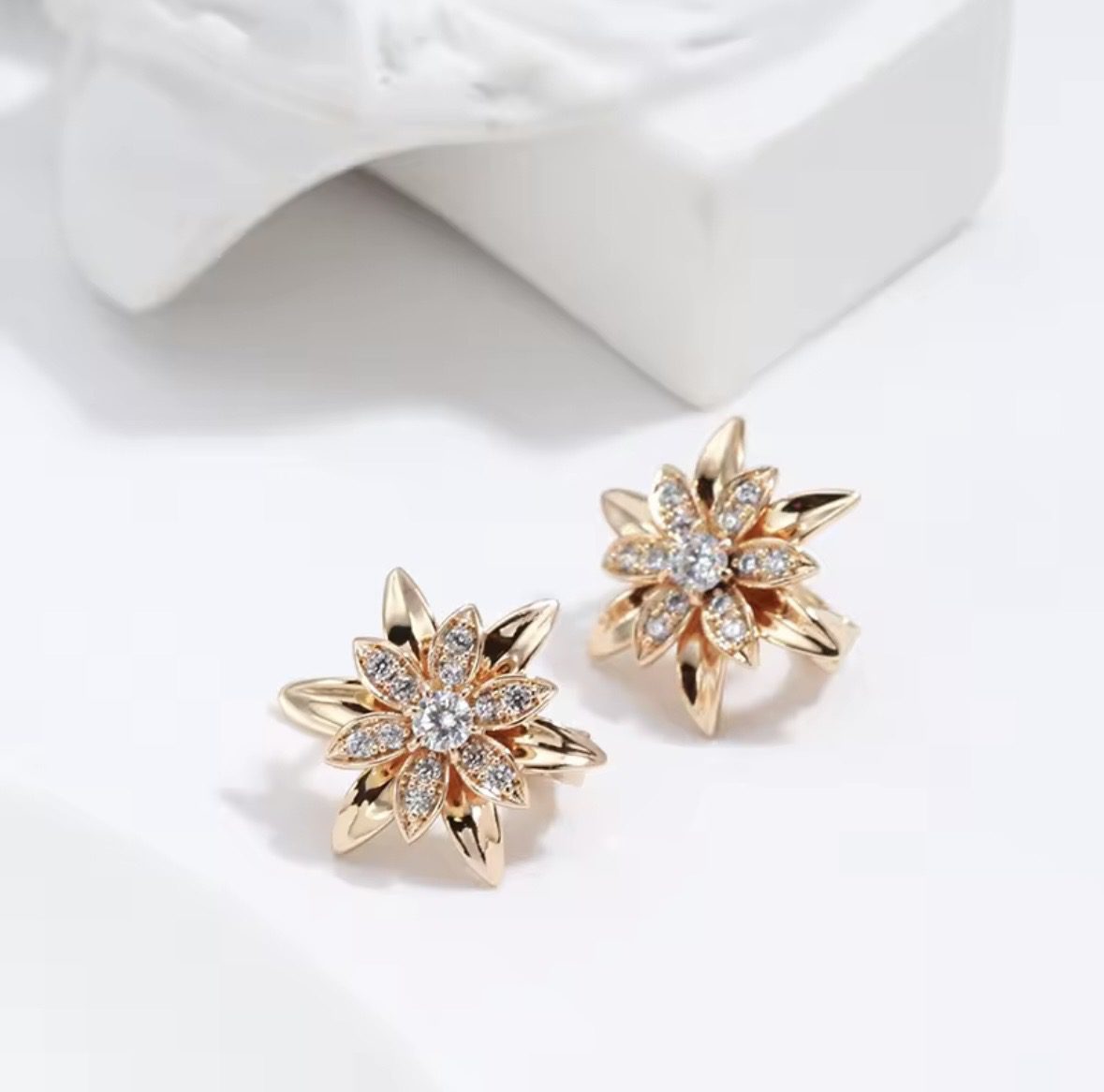 Жіночі сережки квітка з цирконами (золото 585п) англійський замок Golden Blossom GONCHAR & CO. ювелірний сплав - Зображення 6