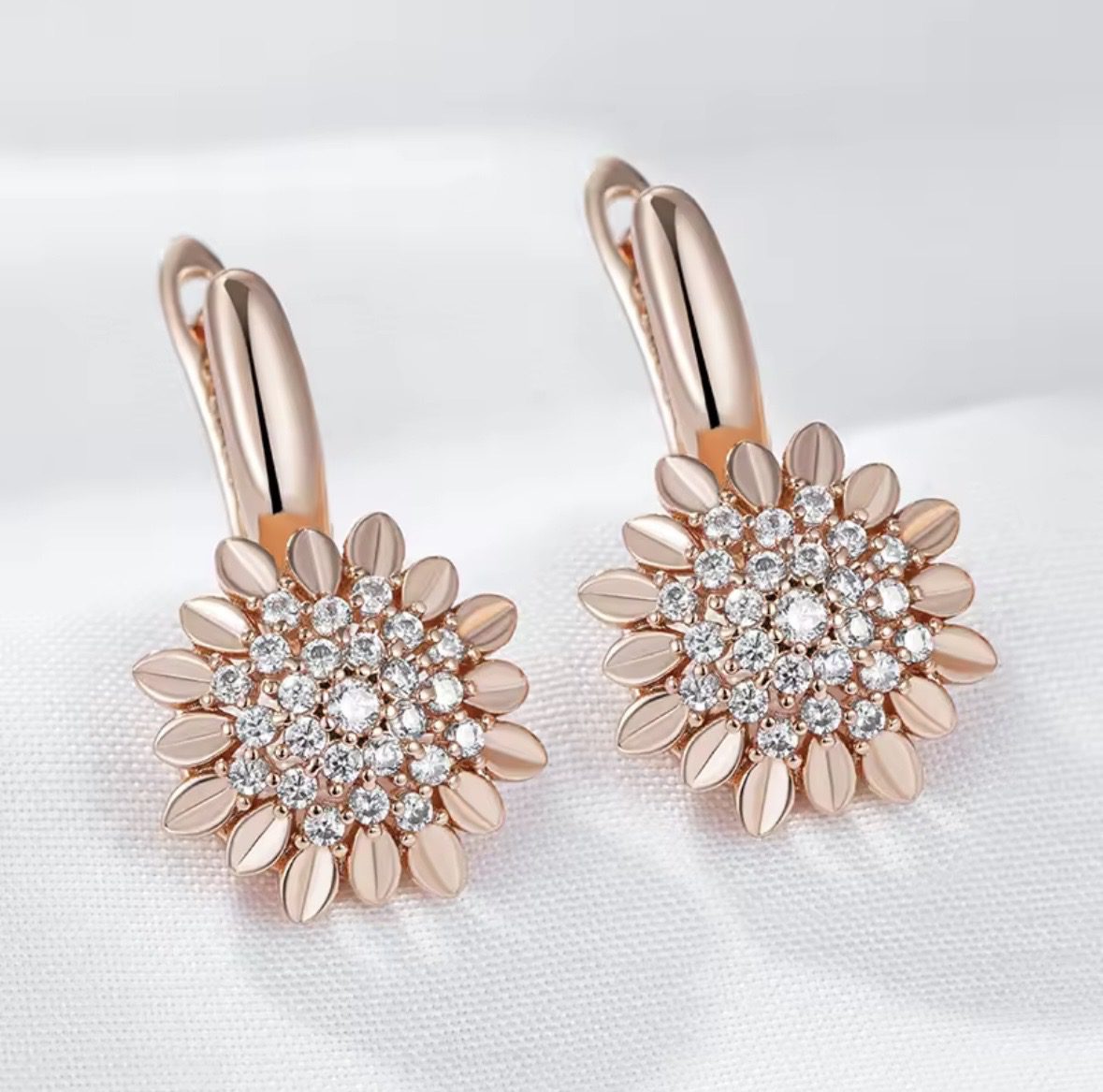 Жіночі сережки квітка з цирконами (золото 585п) англійський замок Diamond Lace GONCHAR & CO. ювелірний сплав - Зображення 6