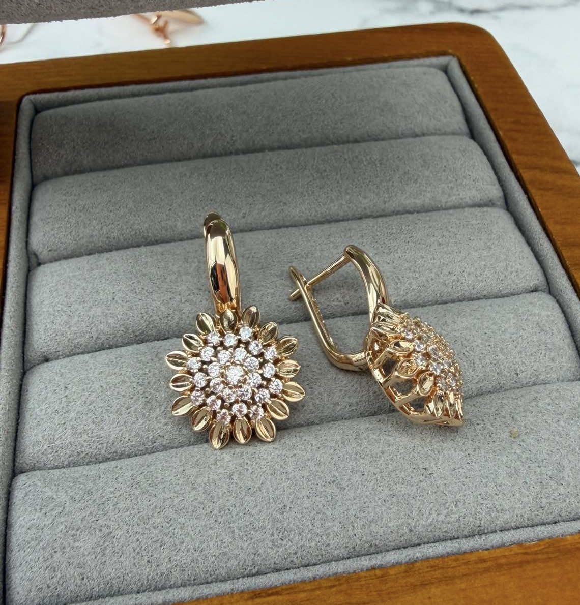 Жіночі сережки квітка з цирконами (золото 585п) англійський замок Diamond Lace GONCHAR & CO. ювелірний сплав - Зображення 3