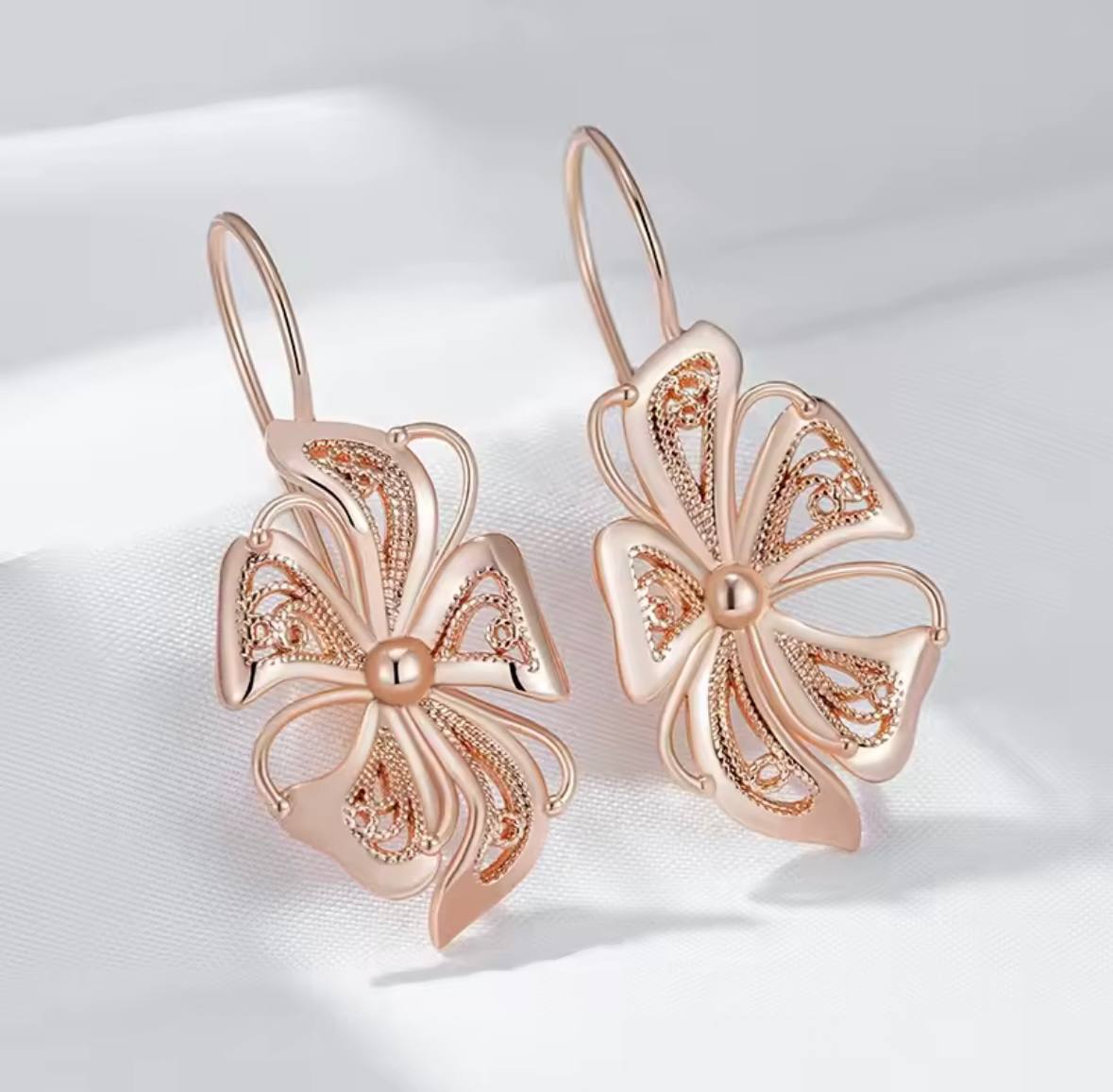 Жіночі сережки квітка ажурна (золото 585п) французька петля Floral Grace GONCHAR & CO. ювелірний сплав - Зображення 6