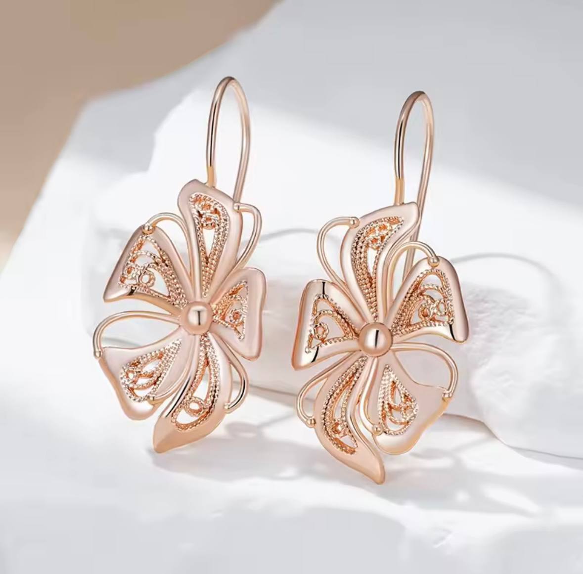 Жіночі сережки квітка ажурна (золото 585п) французька петля Floral Grace GONCHAR & CO. ювелірний сплав - Зображення 5
