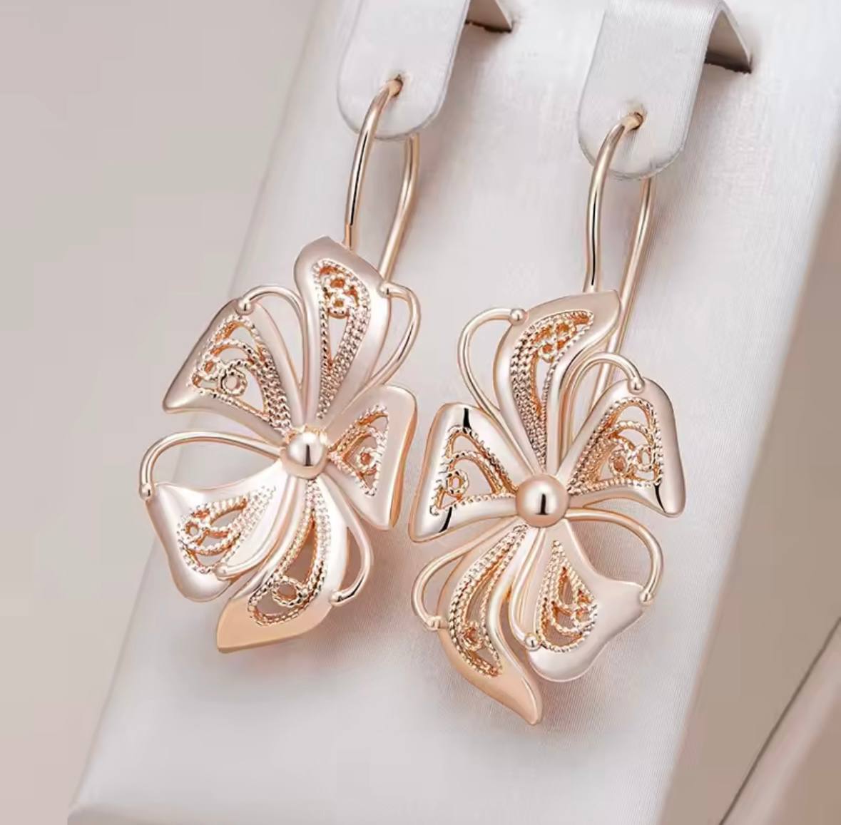 Жіночі сережки квітка ажурна (золото 585п) французька петля Floral Grace GONCHAR & CO. ювелірний сплав - Зображення 4