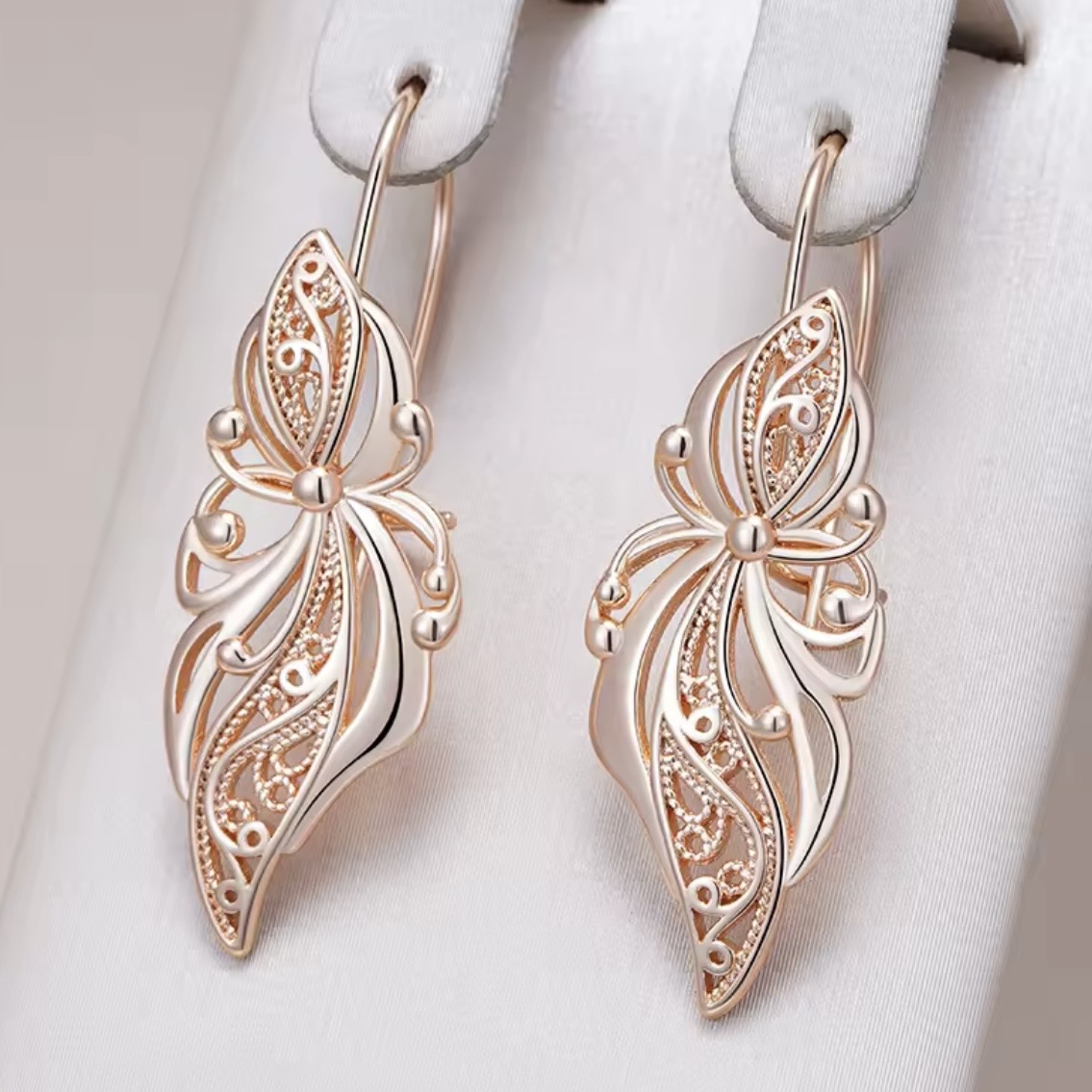 Жіночі сережки ажурна квітка (Rose Gold 585) французька петля GONCHAR & CO. ювелірний сплав - Зображення 5