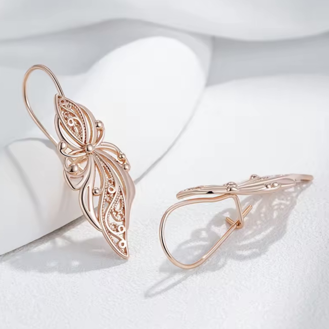 Жіночі сережки ажурна квітка (Rose Gold 585) французька петля GONCHAR & CO. ювелірний сплав - Зображення 2