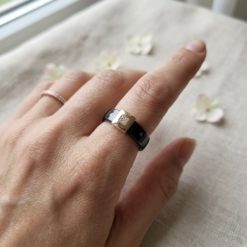 Альтернативний вигляд Каблучка чорна кераміка з цирконом (золото 585п) 7 мм 16–20 р Ceramic Square Shine GONCHAR & CO. ювелірний сплав