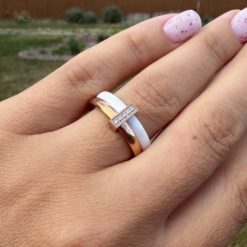 Альтернативний вигляд Жіноча каблучка біла кераміка з доріжкою цирконів (золото 585п) 8 мм 16-19р GONCHAR & CO. ювелірний сплав