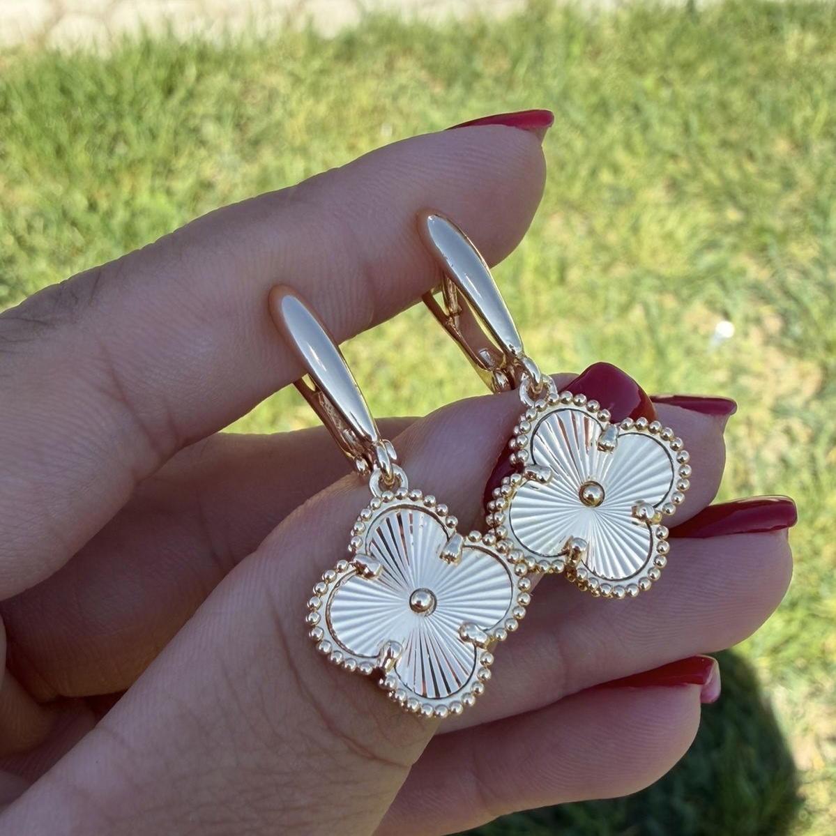 Жіночі сережки конюшина клевер фактурні GONCHAR & CO. модель Clover Vintage ювелірний сплав (золото 585п) англійський замок - Зображення 2